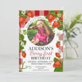 可愛いフォトレッドブルーベリー甘い1st誕生日 招待状 (スタンド正面)