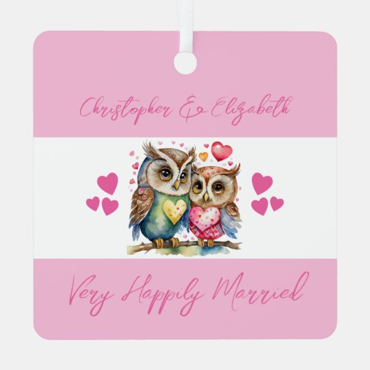 可愛いフクロウがピンク色に結婚したなって メタルオーナメント (裏面)
