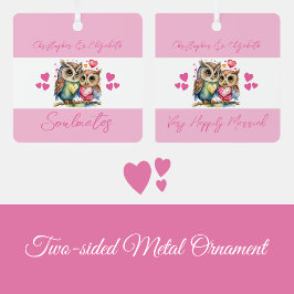 可愛いフクロウがピンク色に結婚したなって メタルオーナメント