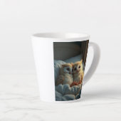 可愛いフクロウをベッドのマグカップに カフェラテマグ (右アングル)