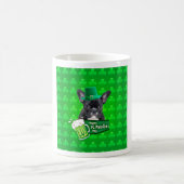 可愛いフランスのブルドッグ子犬ハットセントパトリックの日 コーヒーマグカップ (中央)