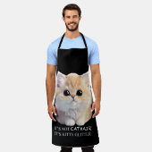 可愛いフワフワのオレンジと白い子猫 エプロン (着用した状態)