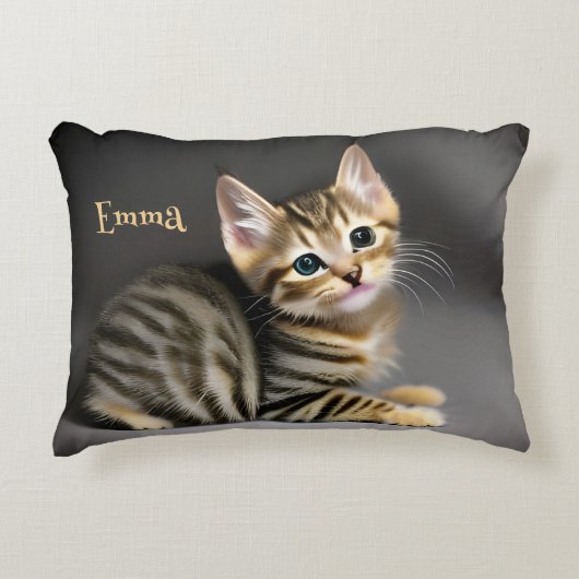 可愛いフワフワ虎猫子猫、personalizable アクセントクッション (正面)