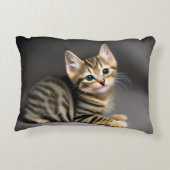 可愛いフワフワ虎猫子猫、personalizable アクセントクッション (裏面)