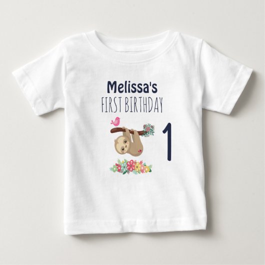 可愛いブラウンぶら下がったナマケモノの逆さ1歳の誕生日 ベビーTシャツ (正面)