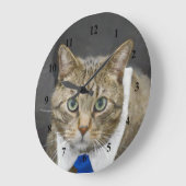 可愛いブラウンタビーキャットグリーンアイズブルータイ ラージ壁時計 (傾斜)
