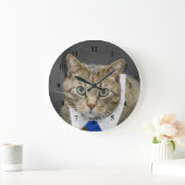 可愛いブラウンタビーキャットグリーンアイズブルータイ ラージ壁時計 (ホーム)