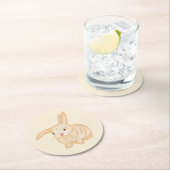 可愛いブラウンバニーラビット – ベージュの上に透明。 ラウンドペーパーコースター (インサイチュ)