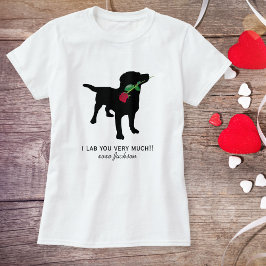 可愛いブラックラボバレンタインデングレッドローズ Tシャツ