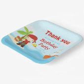 可愛いブルネット海賊ボーイインレッド誕生日 ペーパープレート (傾斜あり)