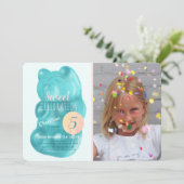 可愛いブルーグミベア甘いお菓子フォト誕生日 招待状 (スタンド正面)