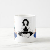 可愛いブロンド美女のヨガポーズ蓮の花 コーヒーマグカップ (中央)