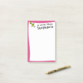 可愛いプッシュピン名前をカスタムするホットピンクと緑 ポストイット (デスク上)