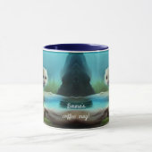 可愛いベビーが池の中に入る – パーソナライズ可能 マグカップ (中央)