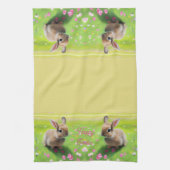 可愛いベビーウサギの花の牧草地、復活祭 キッチンタオル (縦)