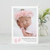 可愛いベビーガールピンク生まれたばかりのの足跡フォト誕生 案内状 (スタンド正面)
