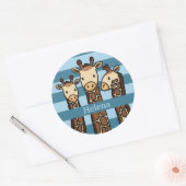 可愛いベビーキリン・トリオ、お子様の名前を追加 ラウンドシール (封筒)