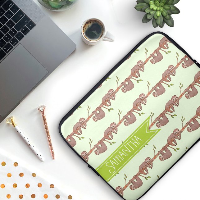 可愛いベビースぶら下がったロッツオンツリーブランチパターン ラップトップスリーブ (Cute Baby Sloths Pattern Laptop Sleeve (add your own name and custom background colour))