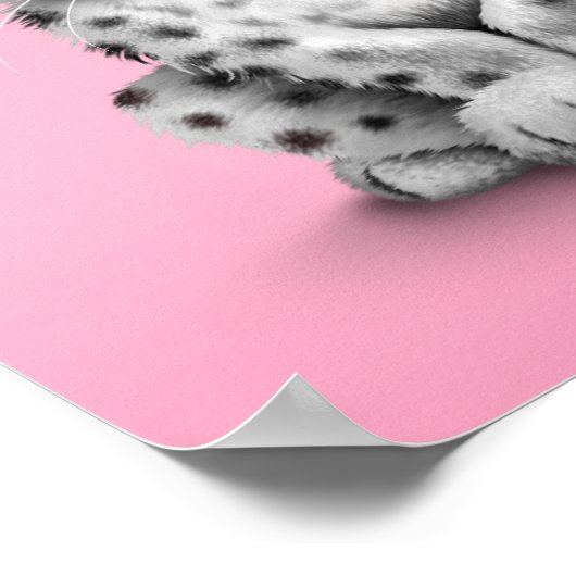 可愛いベビースノーヒョウ可愛いクブオンピンク ポスター (角)