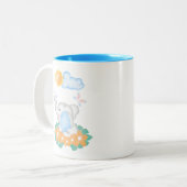 可愛いベビーゾウとオレンジ色の花 ツートーンマグカップ (正面左)