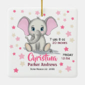 可愛いベビーゾウとピンクの耳ガール誕生統計 セラミックオーナメント (裏面)