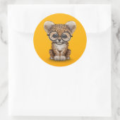 可愛いベビーヒョウの子眼鏡を黄色に着て ラウンドシール (バッグ)