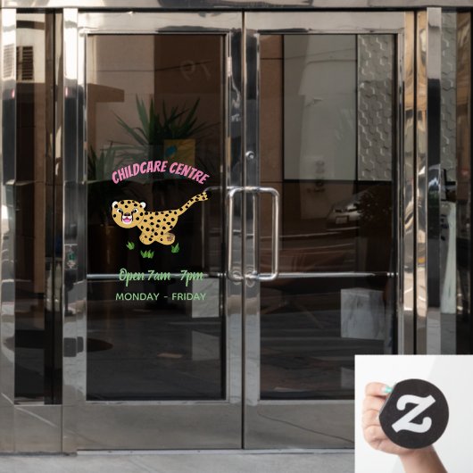 可愛いベビーランニングチーターイラストレーション ウィンドウサイン (オフィスドア)