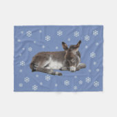 可愛いベビーロバと雪片が青 フリースブランケット (正面(横))