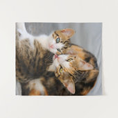 可愛いベビー子猫ペットが大好き タペストリー (正面(横))