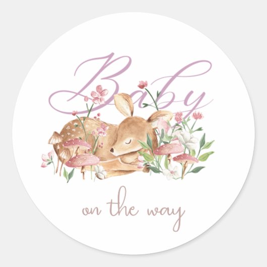 可愛いベビー鹿が森の庭で眠る ラウンドシール (正面)