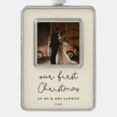 可愛いベージュ私たちの初めてのクリスマス写真 シルバープレートフレームオーナメント (正面)