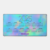 可愛いホログラフィックガーリーモノグラム2025カレンダー デスクマット (正面)