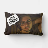 可愛いボーイフレンドは枕を抱き締める ランバークッション (正面)