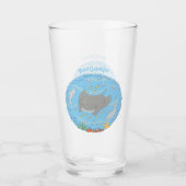 可愛いマンタレイとバブル漫画イラストレーション タンブラーグラス (正面)