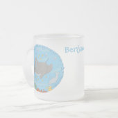 可愛いマンタレイとバブル漫画イラストレーション フロストグラスマグカップ (正面左)