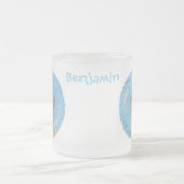 可愛いマンタレイとバブル漫画イラストレーション フロストグラスマグカップ (中央)