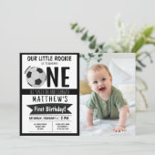 可愛いモダンサッカーリボン写真第1誕生日 招待状 (スタンド正面)