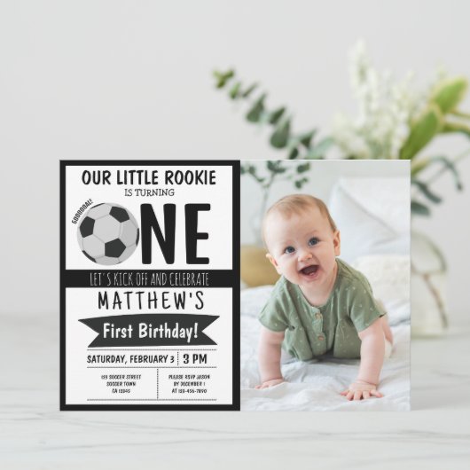 可愛いモダンサッカーリボン写真第1誕生日 招待状 (スタンド正面)