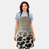 可愛いモダン花柄のヒョウ エプロン (着用した状態)
