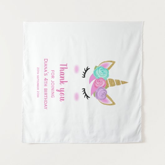 可愛いユニコーン4歳の誕生日感謝してい女の子を後ろに タペストリー (正面(横))