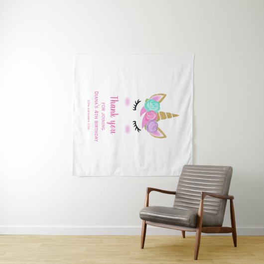 可愛いユニコーン4歳の誕生日感謝してい女の子を後ろに タペストリー (インサイチュ(横))