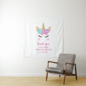 可愛いユニコーン4歳の誕生日感謝してい女の子を後ろに タペストリー (インサイチュ)