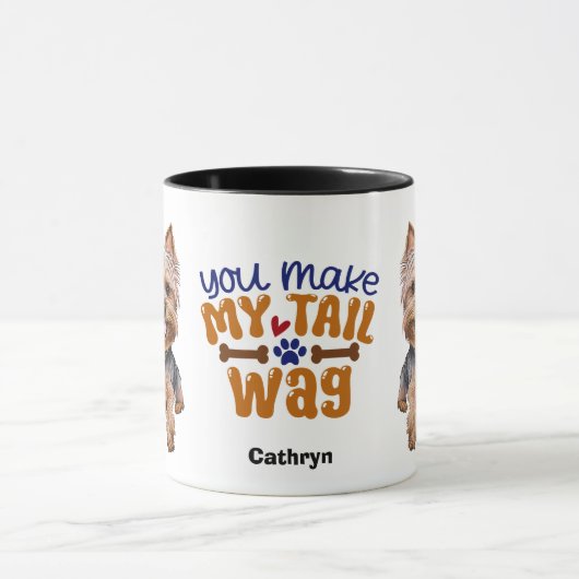 可愛いヨークシャーテリア私の尻尾を作る マグカップ (中央)