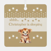 可愛いライオンshhh名前を追加の眠っている茶色 メタルオーナメント (正面)