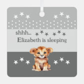 可愛いライオンshhh名前を追加グレー眠っている メタルオーナメント (正面)