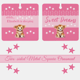 可愛いライオンshhh追加の名前が眠っているピンク メタルオーナメント
