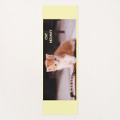 可愛いライトイエロー「キャットモミー」オレンジ色の子猫 ヨガマット (正面)