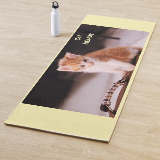 可愛いライトイエロー「キャットモミー」オレンジ色の子猫 ヨガマット (インサイチュ)