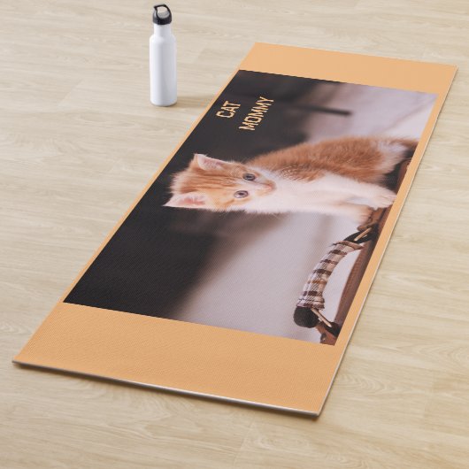可愛いライトオレンジ「キャットモミー」オレンジの子猫 ヨガマット (インサイチュ)