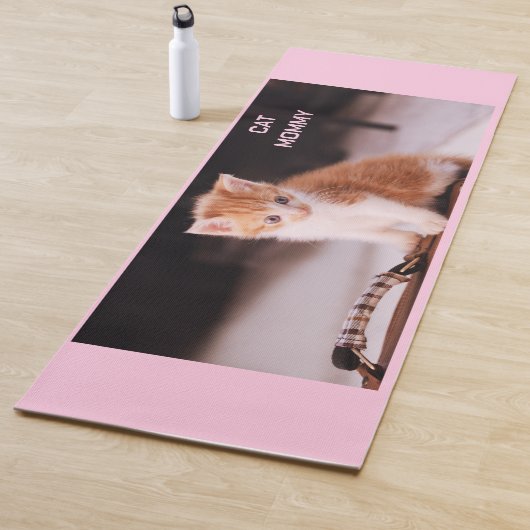 可愛いライトピンク「キャットモミー」オレンジ色の子猫 ヨガマット (インサイチュ)